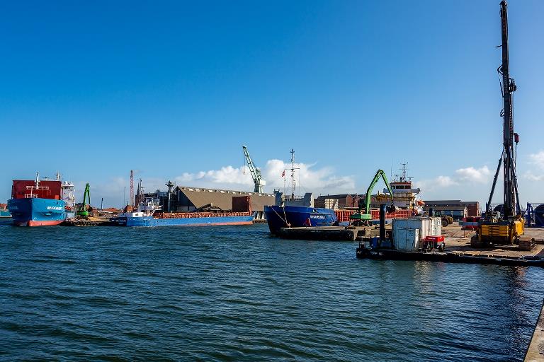 Skibe laster korn og roepiller ved kajer i Nakskov Havn